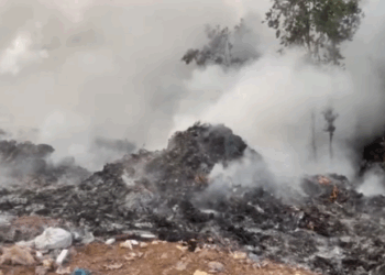 Përfshihet nga flakët vendgrumbullimi i plehrave në Kukës, tymi mbulon zonën