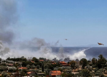 Zjarr në zonën e banuar bregdetare në Greqi, evakuohen banorët