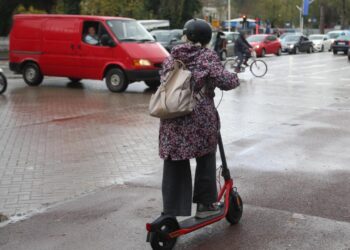 Makina përplasi 3 fëmijë me monopatinë në Tiranë! Eksperti rrugor: Monopatinat s’duhet të kalojnë 25 km/orë