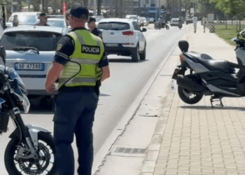 Aksident në Lungomare, makina përplaset me motorin