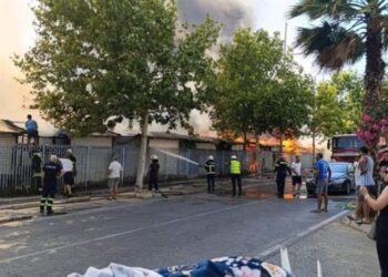 Zjarri në tregun afër plazhit të Durrësit, vihet nën hetim pronari