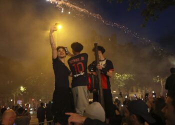 Kaos në Paris pas triumfit të PSG-së, makina të djegura dhe dhunë në rrugë