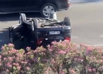 Aksident në Tiranë, makina përmbyset në rrugë