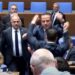 Kaos në Parlamentin e Bullgarisë/ Ligjvënësit përplasen fizikisht