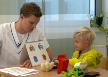 “Fëmija 2 vjeç duhet të thotë të paktën 50 fjalë”/ Logopedi tregon kur është koha për konsultë