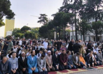 Sot Kurban Bajrami! Besimtarët falen në bulevard