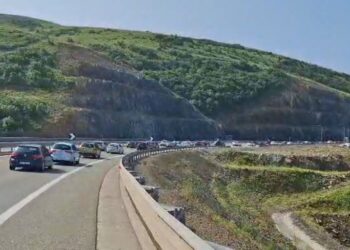 Trafik në Rrugën e Kombit, shqiptarët e Kosovës “dynden” drejt bregdetit të Shqipërisë