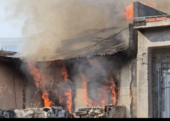 Përfshihet nga flakët një banesë në Vlorë, çfarë dyshohet