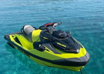 Tragjedi në Shkëmbin e Kavajës: Humbi kontrollin e motorit të ujit, ndërron jetë turisti nga Gana, në rrezik shoqëruesja