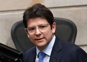 Kandidati presidencial në Kolumbi qëllohet me dy plumba në kokë gjatë një tubimi