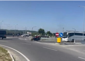 Nën masa të rrepta sigurie, skuadra serbe largohet nga Rinasi