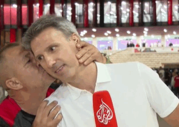 Tifozi i Shqipërisë puth gazetarin serb para ‘Arenës Kombëtare’ në Tiranë