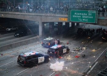 Autostrada në kaos, makina të djegura, 10 të arrestuar në protestat e Los Angeles