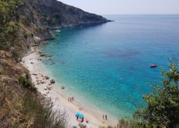 Turistja spanjolle lëndohet në kokë pasi u rrëzua në plazhin e Filikurit