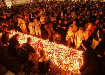 Masakra me armë zjarri në një shkollë në Graz, mijëra qytetarë ndezin qirinj për jetët e humbura