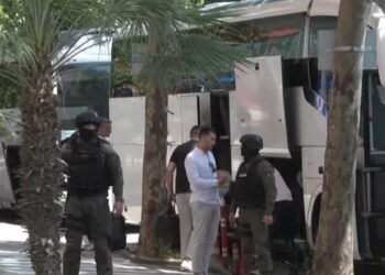 Kombëtarja serbe mbërrin në Tiranë mes masave të rrepta sigurie, ndryshon hoteli dhe bllokohen rrugë shtesë