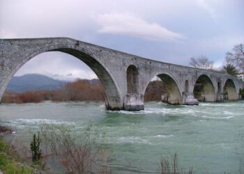 Shqiptari bëhet hero në Greqi, zhytet në lumë dhe shpëton dy fëmijë që po mbyteshin