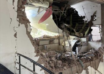 Rrëzimi i avionit në Indi/ Deri tani të paktën 30 viktima, mes tyre edhe 2 foshnje