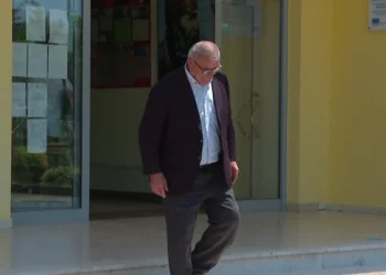 Maturanti më i vjetër/ 74-vjeçari kalon provimin e anglishtes dhe merr diplomën