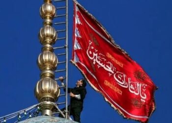 Irani ngre flamurin e kuq në Xhaminë e Shahit, sinjal hakmarrjeje ndaj Izraelit