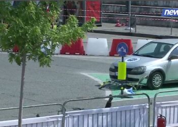 Makina godet biçikletën live në sheshin ‘Nënë Tereza’/ EVU Albania apelon për kujdes në rrugë