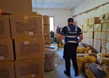 Zbulohen 2 magazina me veshje të kontrabanduara, 4 në pranga