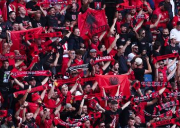 Kombëtarja për pak njerëz: Gazetarët përjashtohen, tifozët lihen jashtë dhe tribuna vishet me kollare