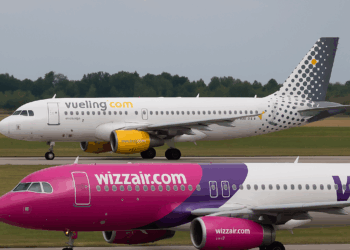Vonesa pa shpjegim dhe bileta të kripura: Si po abuzojnë me shqiptarët Wizz Air dhe Vueling