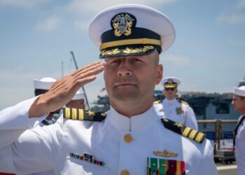 Një shqiptar bëhet komandant i USS Pearl Harbor në SHBA, një nga anijet simbol të historisë ushtarake