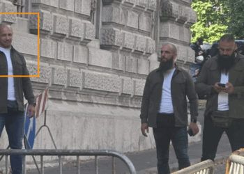 Kush janë personat e kërkuar për sulmin në Banjskë që u shfaqën në protestën e Beogradit?