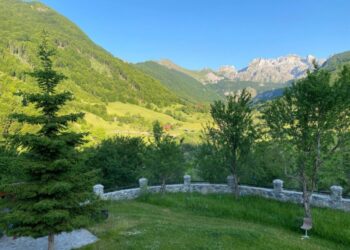 Turistët vijnë, banorët ikin: Braktisja e heshtur e Lëpushës