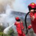 Ministria e Mbrojtjes: 28 vatra zjarri të raportuara, flakët vijojnë ende në landfillin e Elbasanit