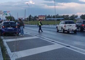 Aksident në Rrugën e Arbrit, makina del nga rruga, dy të plagosur