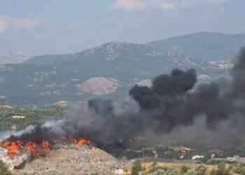 Flakë dhe tym toksik nga djegia e mbeturinave në landfillin e Elbasanit, qytetarët në protestë