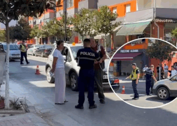 Makina përplas këmbësorin në Fier, i lënduari dërgohet në spital