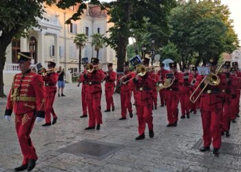 ‘Turizëm përmes tingujve’, Orkestra Frymore e FA-ve performon në Shkodër
