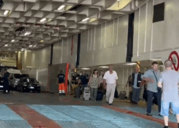 Sezoni turistik, fluks emigrantësh në portin e Vlorës