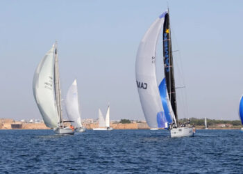 “Regata Brindisi” mbërrin në Orikum/ Gara që bashkon brigjet e Adriatikut dhe promovon Vlorën si destinacion elitar