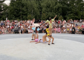 Cirku Kombëtar në Pogradec, profesionitë dhe artistë të vegjël performojnë në skenë