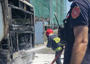Shkrumbohet autobusi i linjës Tiranë-Kamëz