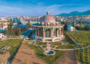 Besimtarët bektashinj festojnë sot Ditën e Ashures