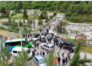 Aksioni për shembjen e ndërtimeve pa leje, banorët e Thethit bllokojnë urën në hyrje të fshatit