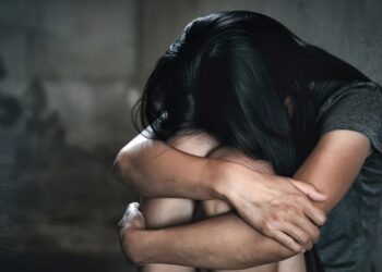 Thyen “arrestin shtëpiak” dhe tenton të përdhunojë fqinjen, në kërkim 55-vjeçari nga Elbasani