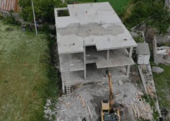 IKMT vijon aksionin në Theth, shembet objekti dy katësh