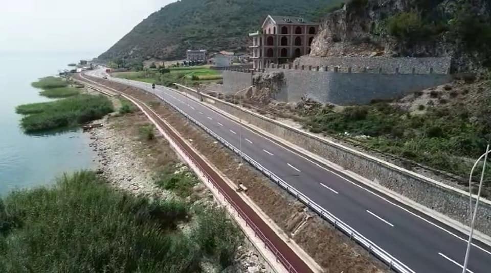 Humbi kontrollin mbi automjetin dhe ra në liqen, ndërron jetë 34-vjeçari në Pogradec