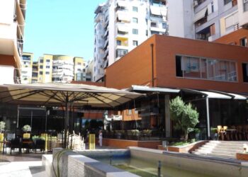 Lokalet në Tiranë mbyllen në shenjë proteste