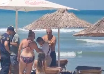 E rëndë në Vlorë/ Nënë e bijë përfundojnë në intubim, rrezikuan të mbyteshin në det