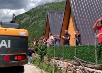 Aksioni për ndërtimet pa leje në Theth, hidhet molotov drejt urës e fadromës së IKMT! Policia nxjerr kallashin