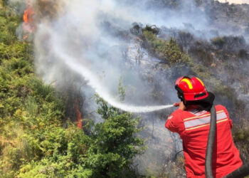 Ministria e Mbrojtjes: 18 vatra zjarri në vend gjatë 24 orëve!