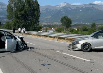 Aksident i rëndë në Rrugën e Arbrit, makinat përplasen ‘kokë më kokë’